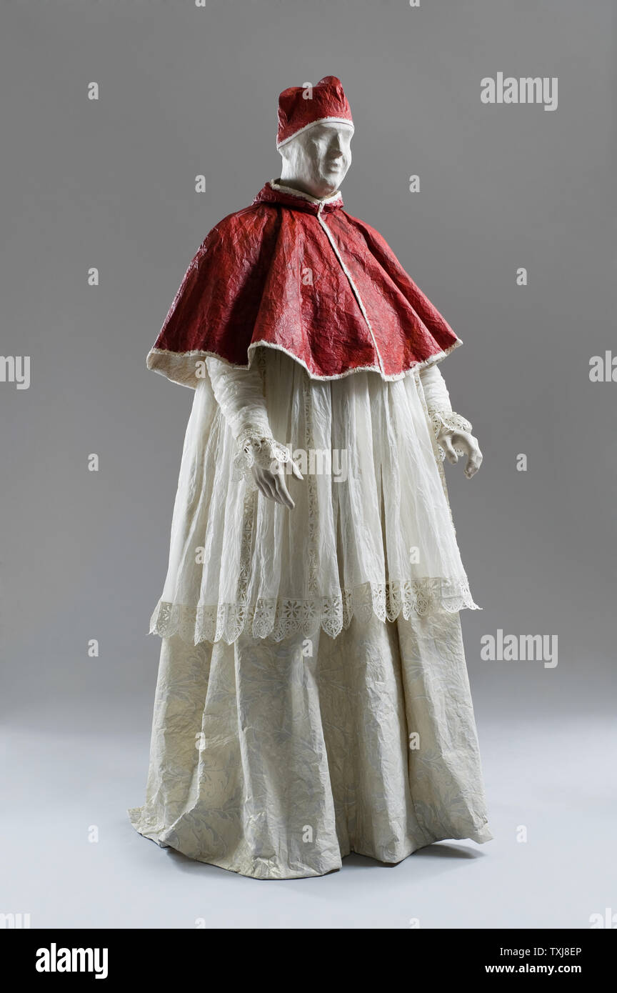 Sacerdote costume di carta di Isabelle de Borchgrave Foto Stock