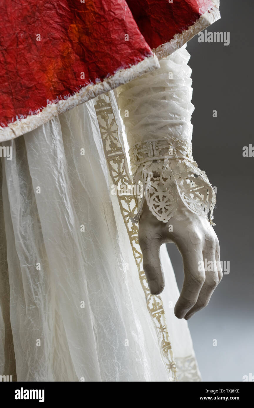 Manichino la mano del sacerdote costume di carta di Isabelle de Borchgrave Foto Stock