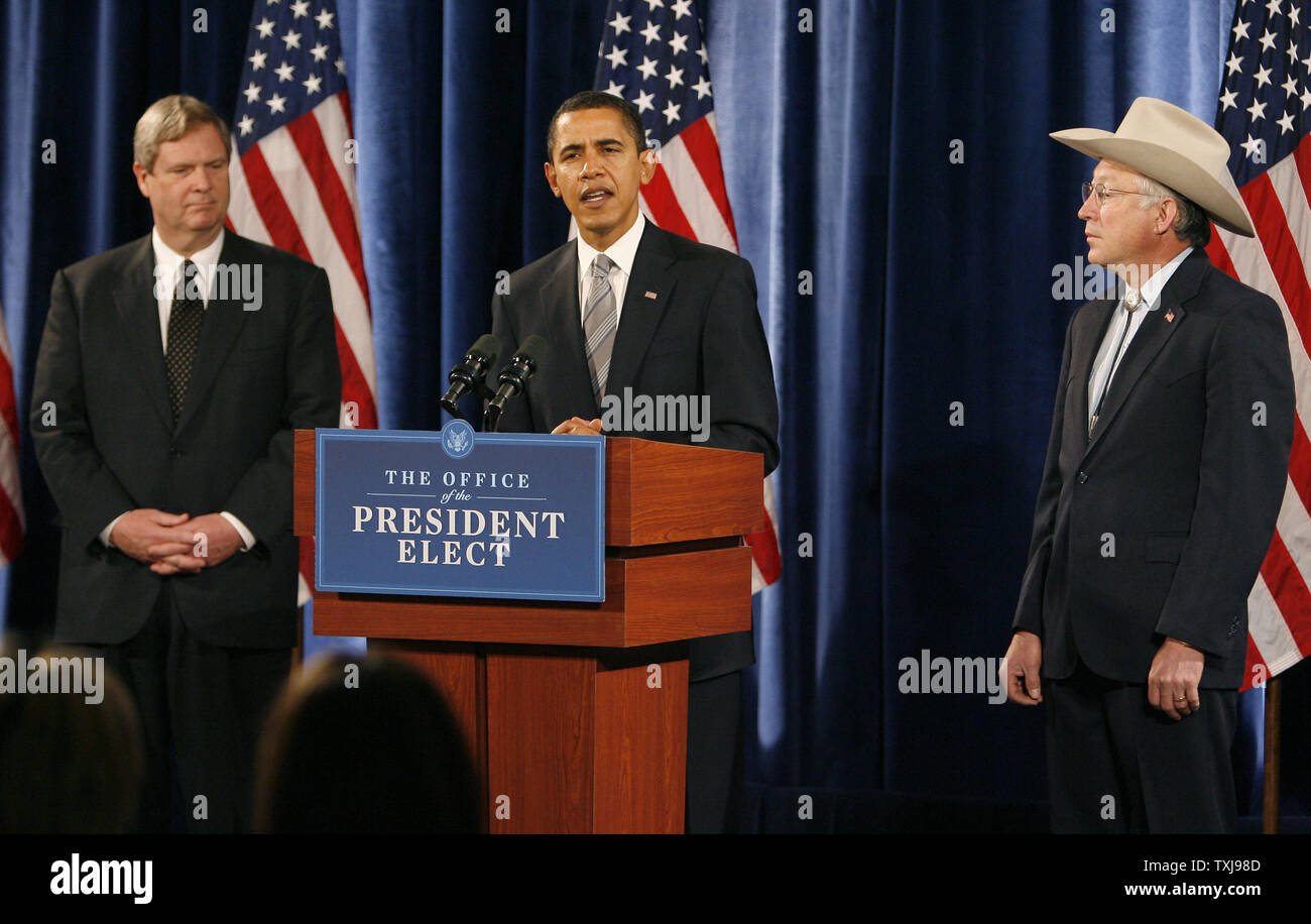 Il presidente eletto Barack Obama (C) introduce ex Iowa Gov. Tom Vilsack (L) come suo segretario per l'agricoltura designa e Sen. Ken Salazar (D-CO) come segretario degli interni designare nel corso di una conferenza stampa il 17 dicembre 2008 a Chicago. Vilsack saranno stimolati con la revisione delle nazioni agricoltura i programmi di sovvenzione mentre Salazar avrà bisogno di bilanciare la necessità di espandere la nazione di risorse di energia e proteggendo l'ambiente. (UPI foto/Brian Kersey) Foto Stock