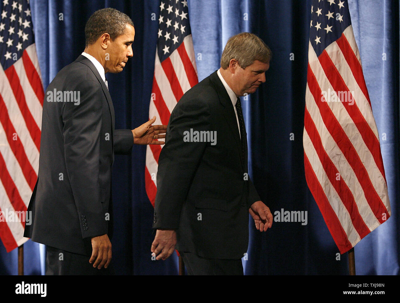 Il presidente eletto Barack Obama (L) e ex Iowa Gov. Tom Vilsack lasciare la camera dopo che Obama ha nominato Vilsack come segretario per l'agricoltura designa e Sen. Ken Salazar (D-CO) come segretario degli interni designare nel corso di una conferenza stampa il 17 dicembre 2008 a Chicago. Vilsack saranno stimolati con la revisione delle nazioni agricoltura i programmi di sovvenzione mentre Salazar avrà bisogno di bilanciare la necessità di espandere la nazione di risorse di energia e proteggendo l'ambiente. (UPI foto/Brian Kersey) Foto Stock