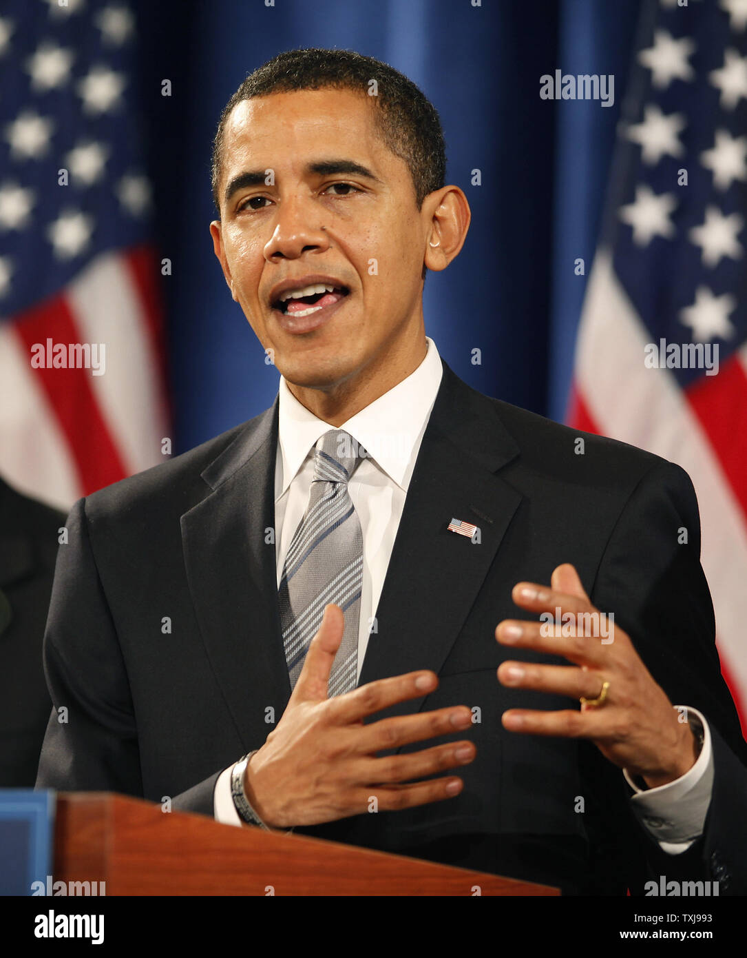 Il presidente eletto Barack Obama introduce ex Iowa Gov. Tom Vilsack come suo segretario per l'agricoltura designa e Sen. Ken Salazar (D-CO) come segretario degli interni designare nel corso di una conferenza stampa il 17 dicembre 2008 a Chicago. Vilsack saranno stimolati con la revisione delle nazioni agricoltura i programmi di sovvenzione mentre Salazar avrà bisogno di bilanciare la necessità di espandere la nazione di risorse di energia e proteggendo l'ambiente. (UPI foto/Brian Kersey) Foto Stock