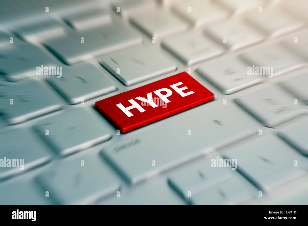 HYPE - pulsante rosso su grigio della tastiera del computer. sfocati in movimento sullo sfondo. Foto Stock