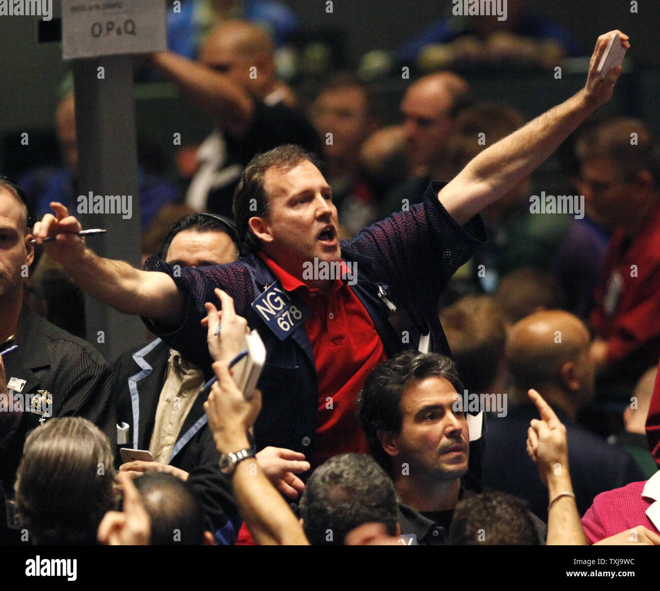 Timothy Nagy opere in S&P 500 Stock Index futures pit presso il Chicago Board of Trade in Chicago il 18 marzo 2009. La Federal Reserve ha annunciato mercoledì che acquisterà fino a $300 miliardi di obbligazioni a lungo termine emesse dallo Stato nei prossimi sei mesi e a sinistra una chiave bancari a breve termine il tasso di interesse in corrispondenza di un record basso compreso tra zero e 0,25%. (UPI foto/Brian Kersey) Foto Stock