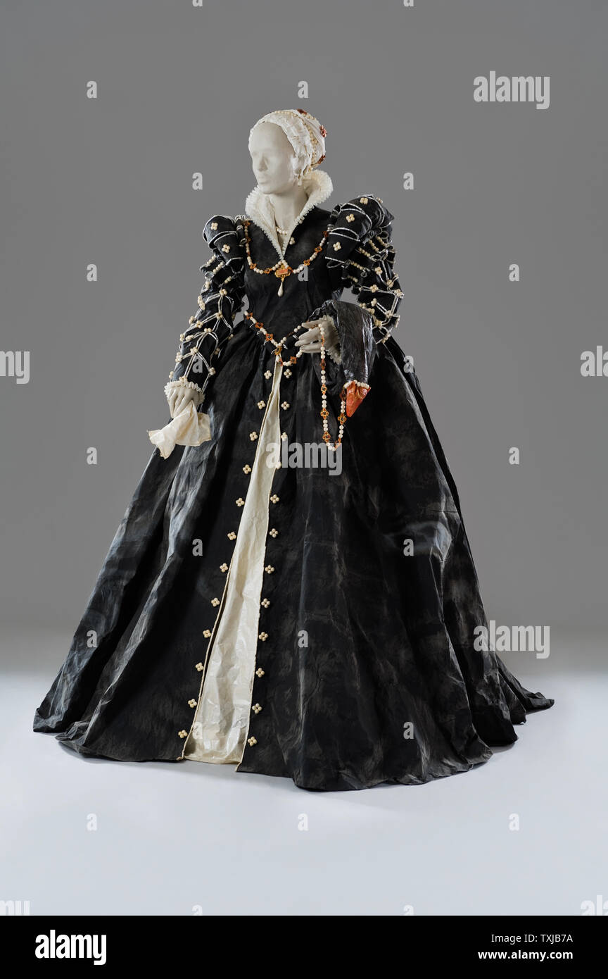 Manichino vestita di nero vestito di carta di Isabelle de Borchgrave Foto Stock