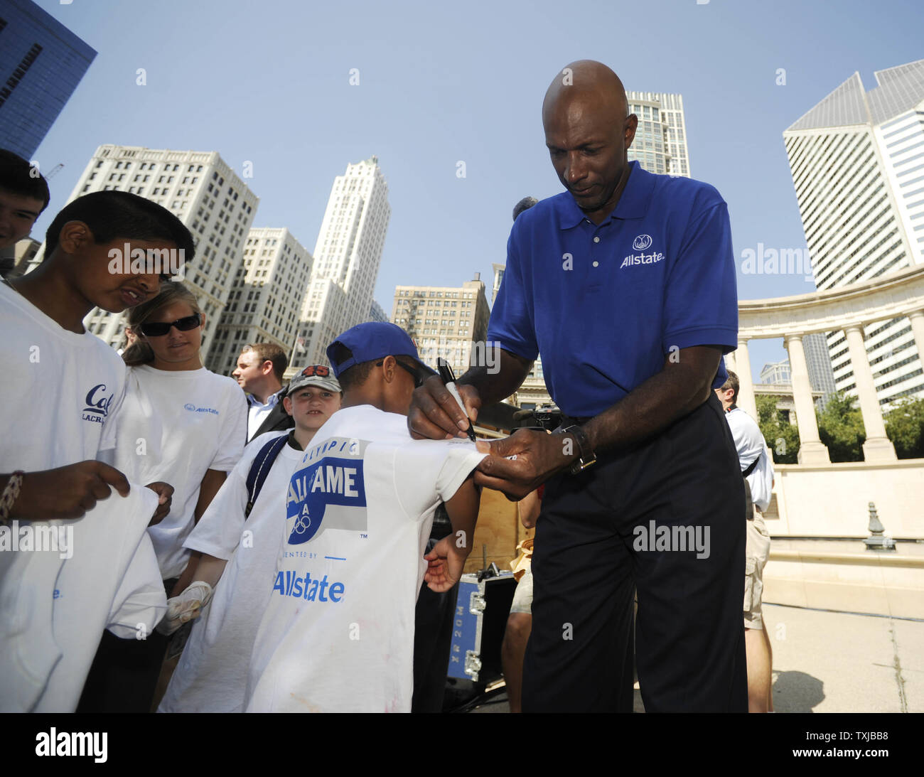 Ex il Dream Team stati Clyde Drexler firma autografi dopo l inaugurazione di un gigantesco murale in Chicago's Millennium Park in onore di questo anno la U.S. Olympic Hall of Fame classe del 2009 presentato dalla Allstate a Chicago il 12 agosto 2009. Il 1992 U.S. Uomini Olympic squadra di basket, assieme ad altri nove atleti statunitensi e collaboratori speciali sarà onorato presso l'U.S. Olympic Hall of Fame cerimonia di induzione mercoledì notte. UPI/David banche Foto Stock