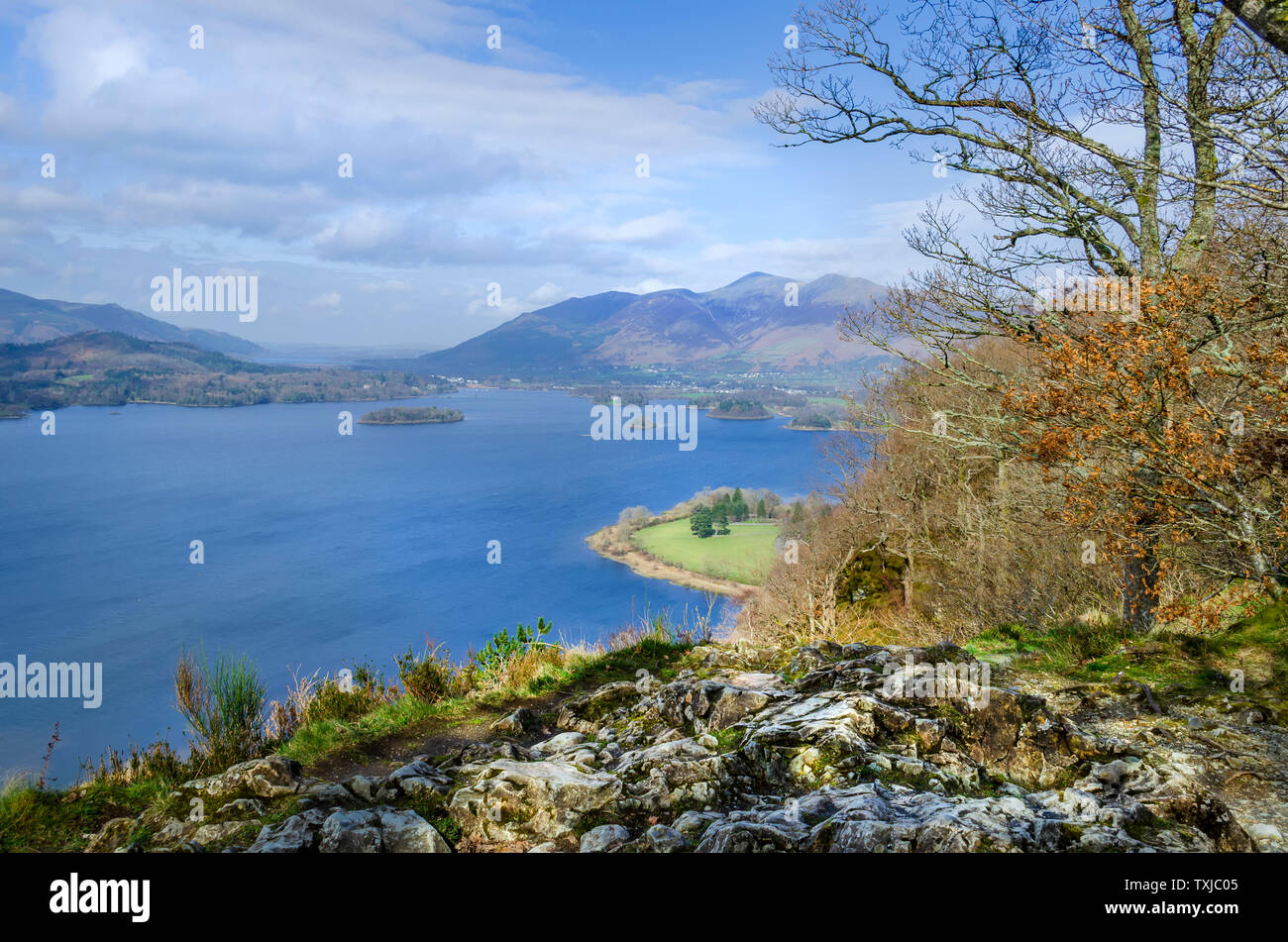 Una vista da Borrowdale guardando sopra Derwent Water in Keswick verso il Castle Mountain. Foto Stock