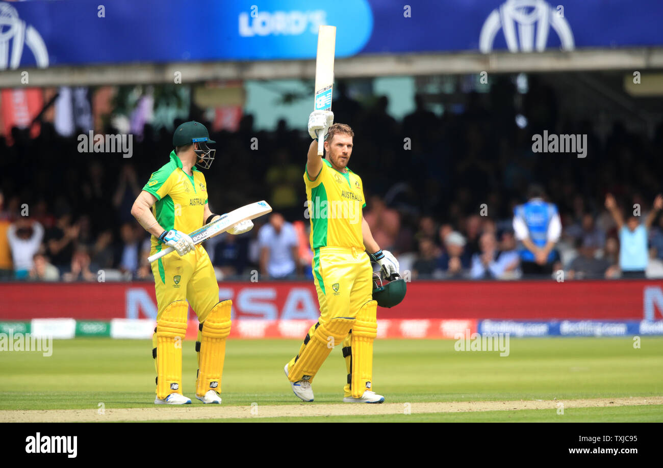 Australia Aaron Finch celebra il raggiungimento del suo secolo durante la ICC Cricket World Cup group stage corrispondono a Lord's, Londra. Foto Stock