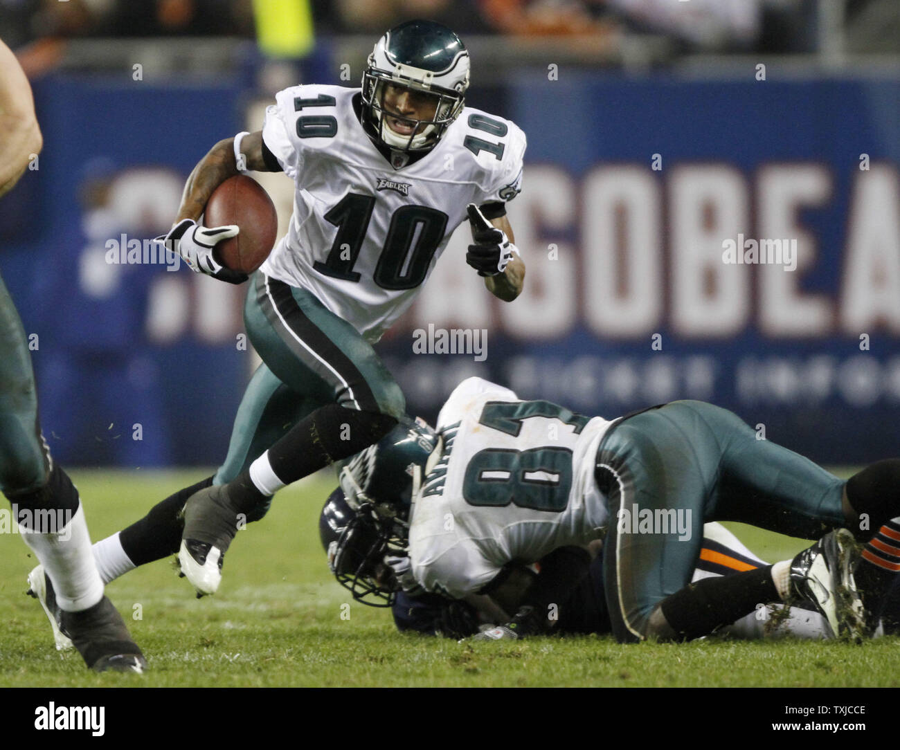 Philadelphia Eagles ricevitore DeSean Jackson corre per un 9-cantiere guadagno su un pass generata dal quarterback Donovan McNabb durante il quarto trimestre contro i Chicago Bears al Soldier Field di Chicago il 22 novembre 2009. Gli Eagles ha vinto 24-20. UPI/Brian Kersey Foto Stock