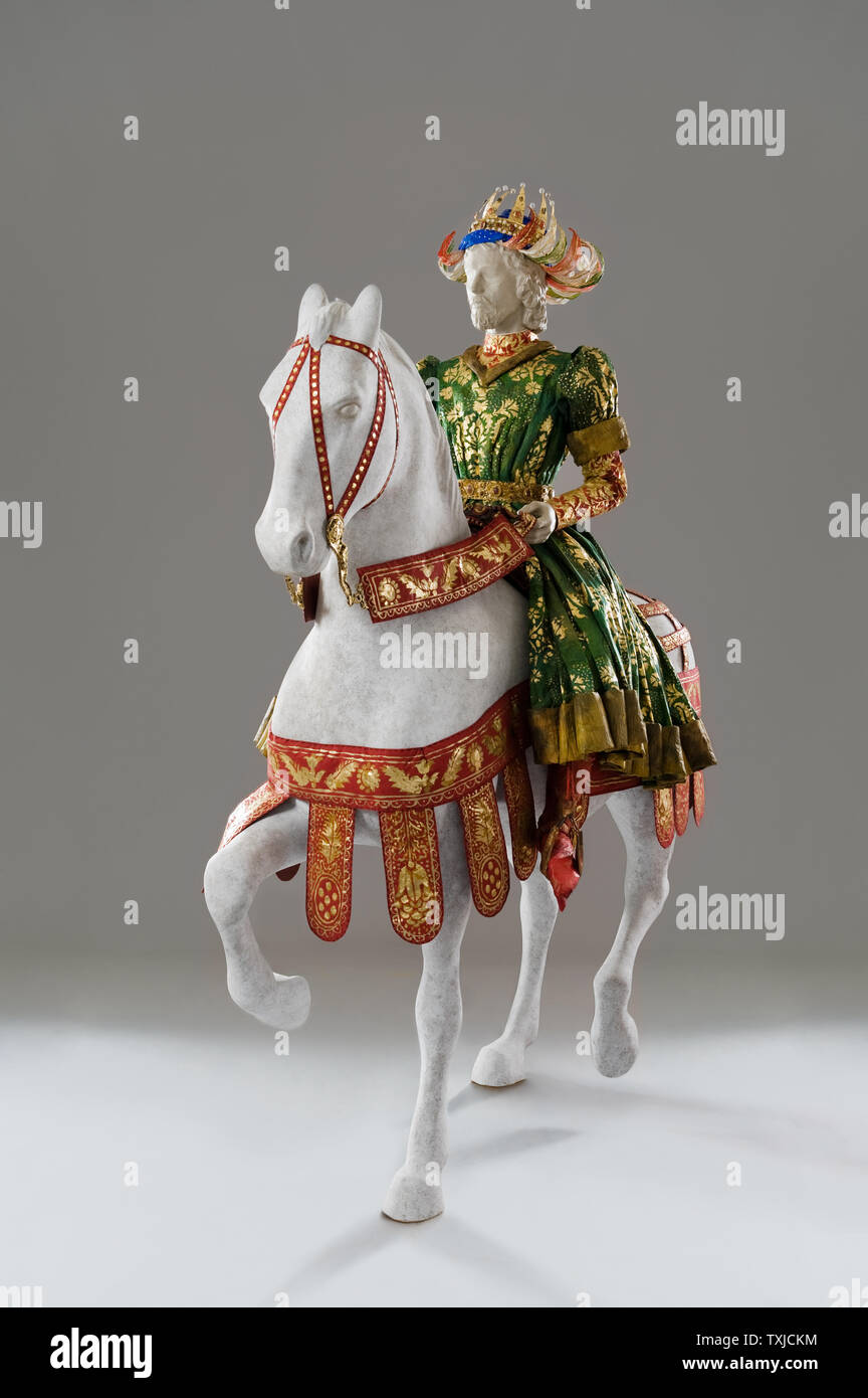 King Manichini a cavallo indossando il costume di carta di Isabelle de Borchgrave Foto Stock