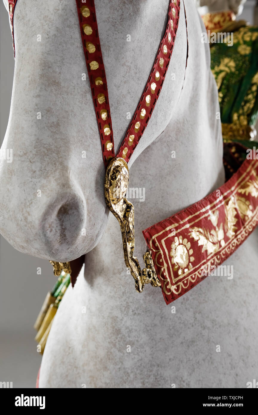 Scultura di cavallo indossando il costume di carta di Isabelle de Borchgrave Foto Stock