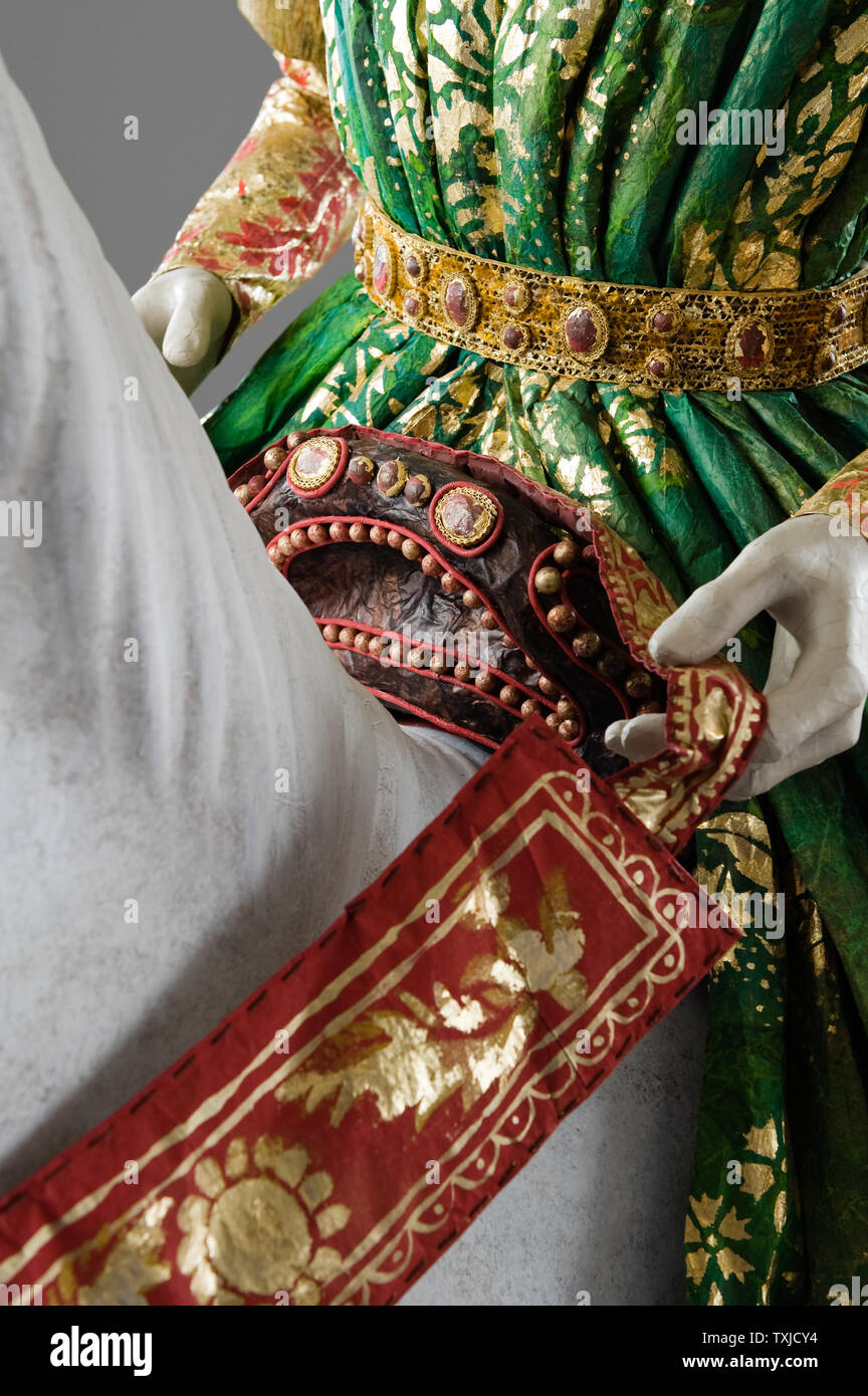 Manichino a cavallo indossando il costume di carta di Isabelle de Borchgrave Foto Stock