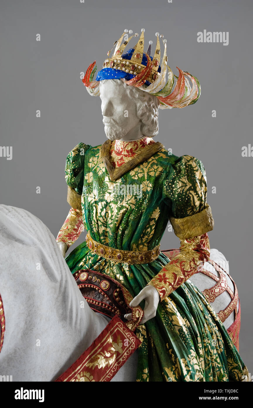 King Manichini a cavallo indossando il costume di carta di Isabelle de Borchgrave Foto Stock