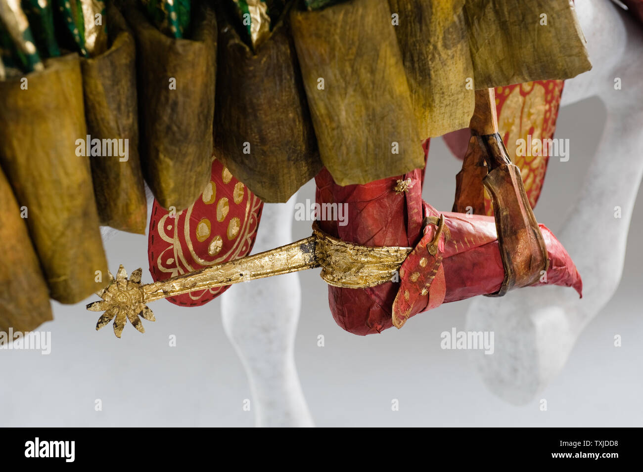 Dettaglio del piede con sperone di costume di carta di Isabelle de Borchgrave Foto Stock
