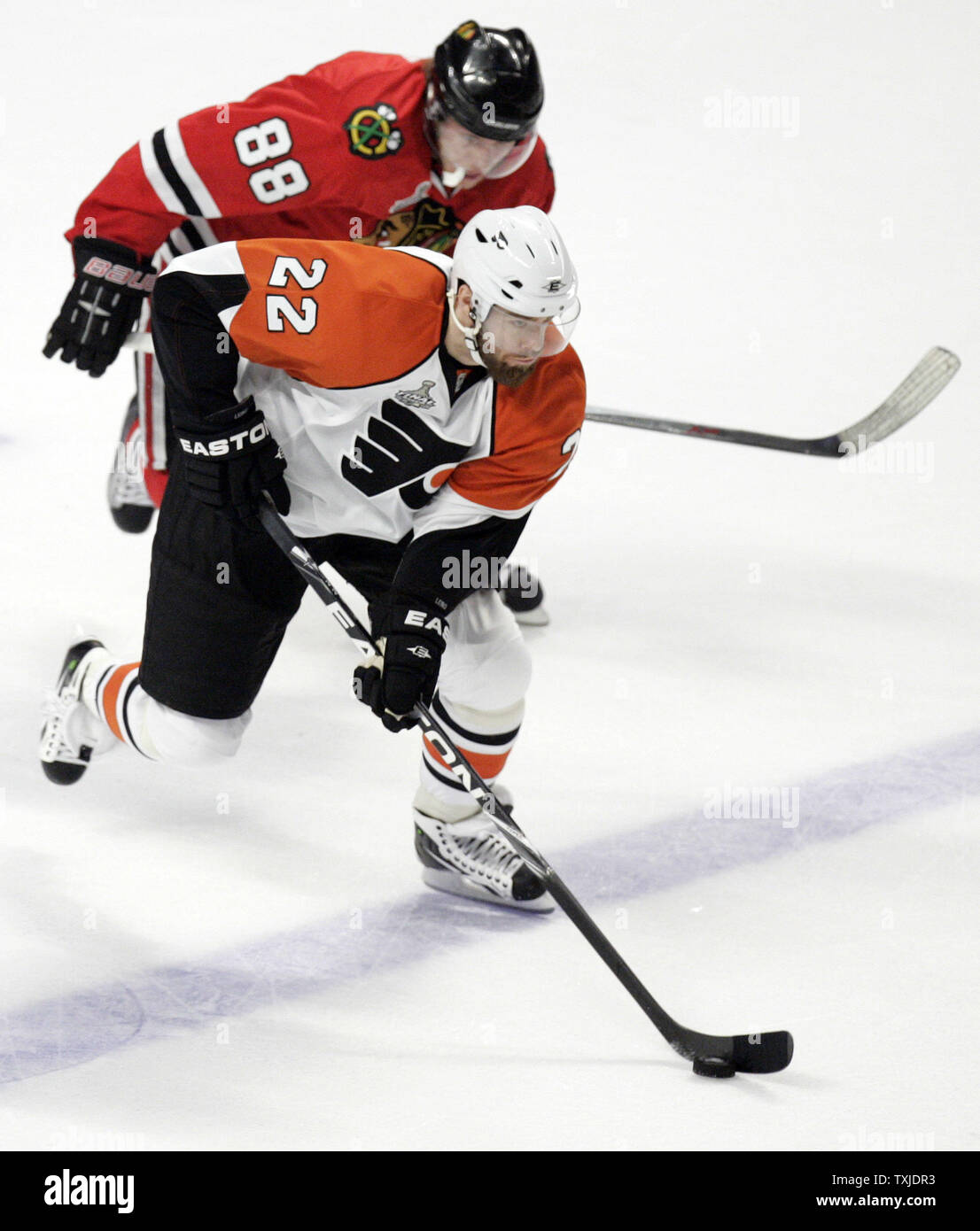 Philadelphia Flyers ala sinistra Ville Leino (22) porta il puck su ghiaccio nella parte anteriore del Chicago Blackhawks ala destra Patrick Kane (88) durante il primo periodo di gioco 2 del 2010 Stanley Cup finale presso la United Center di Chicago, il 31 maggio 2010. (UPI foto/Mark Cowan) Foto Stock