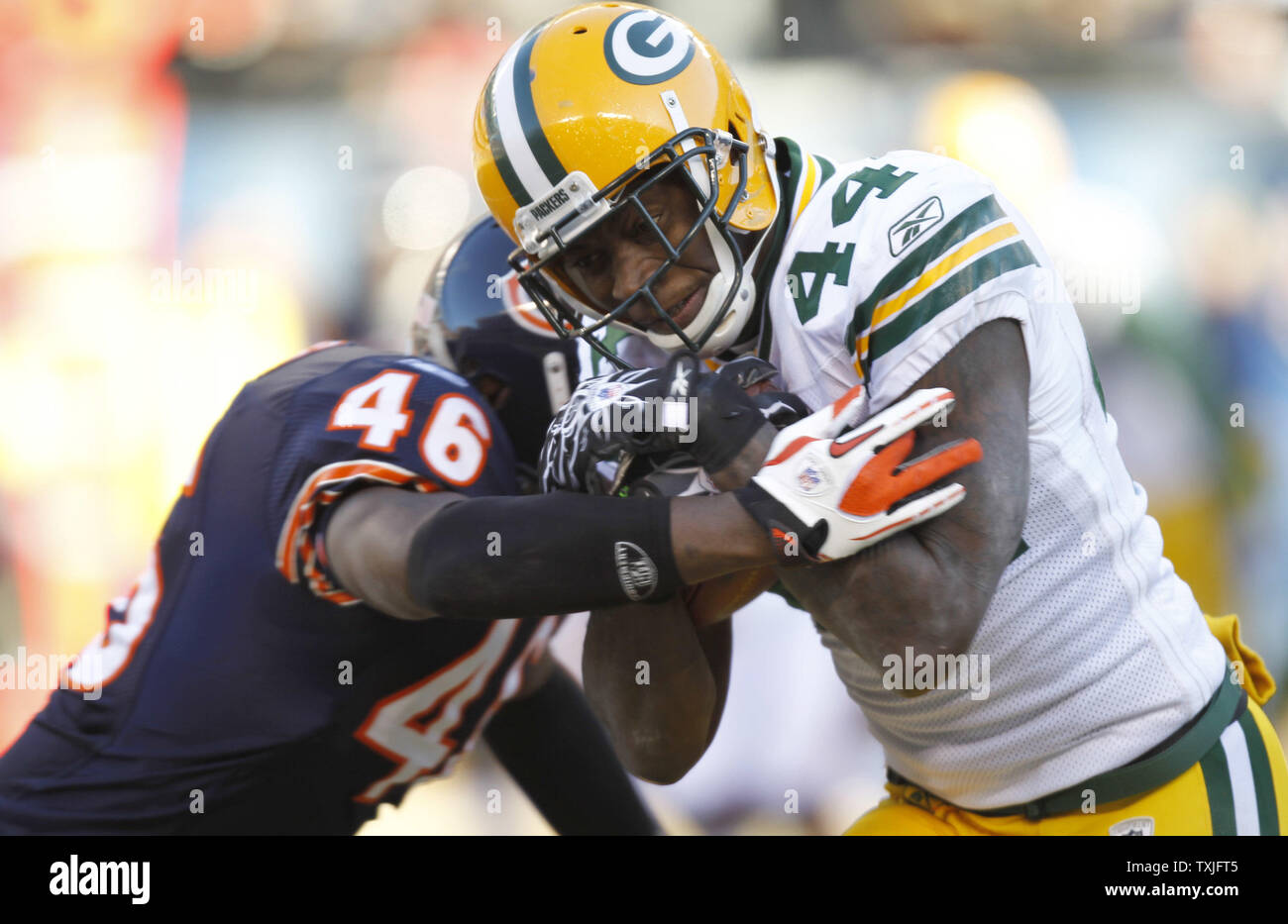 Green Bay Packers running back James Starks (44) è colpito da Chicago Bears sicurezza Chris Harris (46) durante il primo trimestre del loro NFC Championship playoff game al Soldier Field di Chicago il 23 gennaio 2011. UPI /Mark Cowan Foto Stock