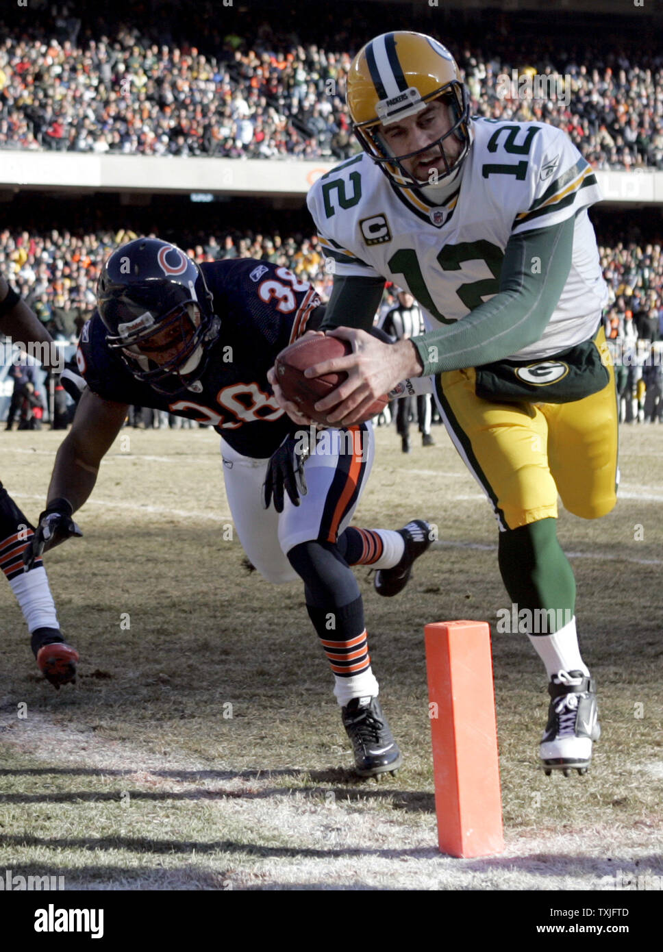 Green Bay Packers quarterback Aaron Rodgers (12) immersioni per un touchdown passato Chicago Bears sicurezza Danieal Manning (38) durante il primo trimestre del loro NFC Championship playoff game al Soldier Field di Chicago il 23 gennaio 2011. UPI /Mark Cowan Foto Stock