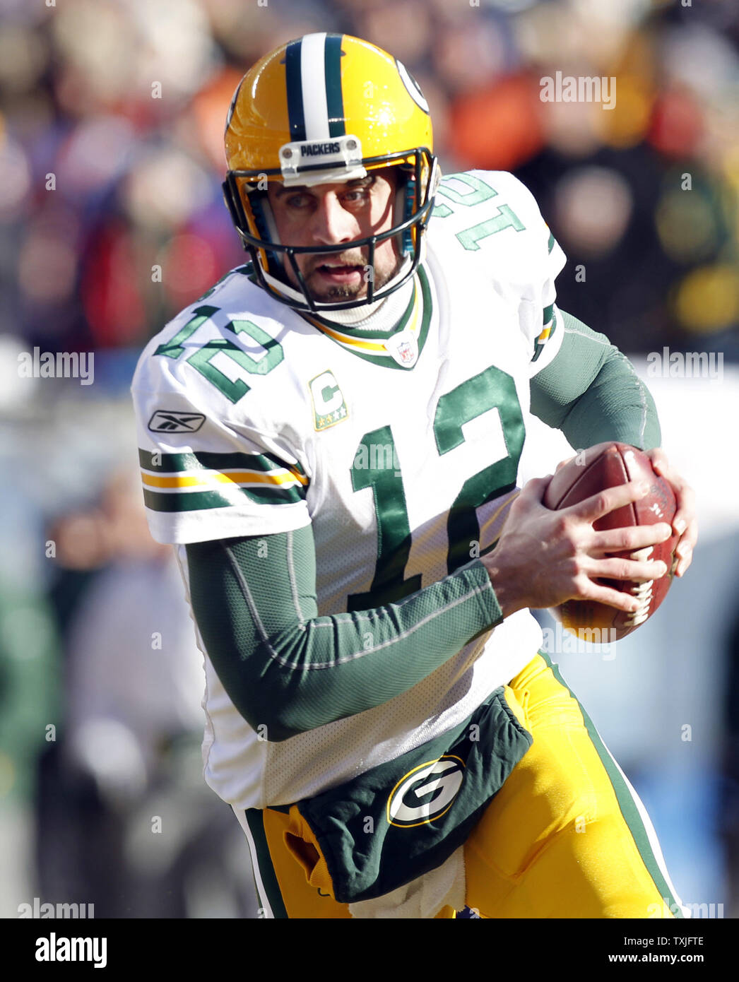 Green Bay Packers quarterback Aaron Rodgers (12) codifica per un touchdown contro i Chicago Bears durante il primo trimestre del loro NFC Championship playoff game al Soldier Field di Chicago il 23 gennaio 2011. UPI /Mark Cowan Foto Stock