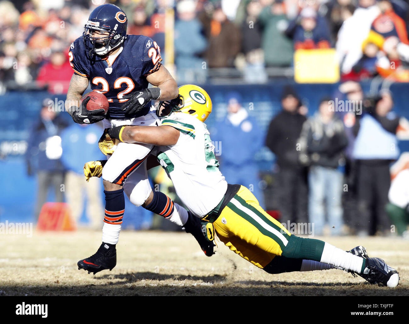 Chicago Bears running back Matt Forte (22) è portato verso il basso da Green Bay Packers linebacker Desmond Vescovo (55) durante il primo trimestre del loro NFC Championship playoff game al Soldier Field di Chicago il 23 gennaio 2011. UPI /Mark Cowan Foto Stock
