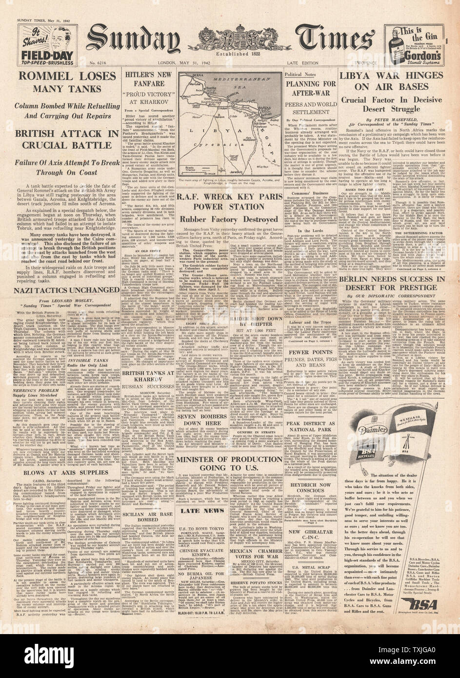 1942 front page Sunday Times battaglia per la Libia e RAF Bomba Parigi power station e lavori di gomma Foto Stock