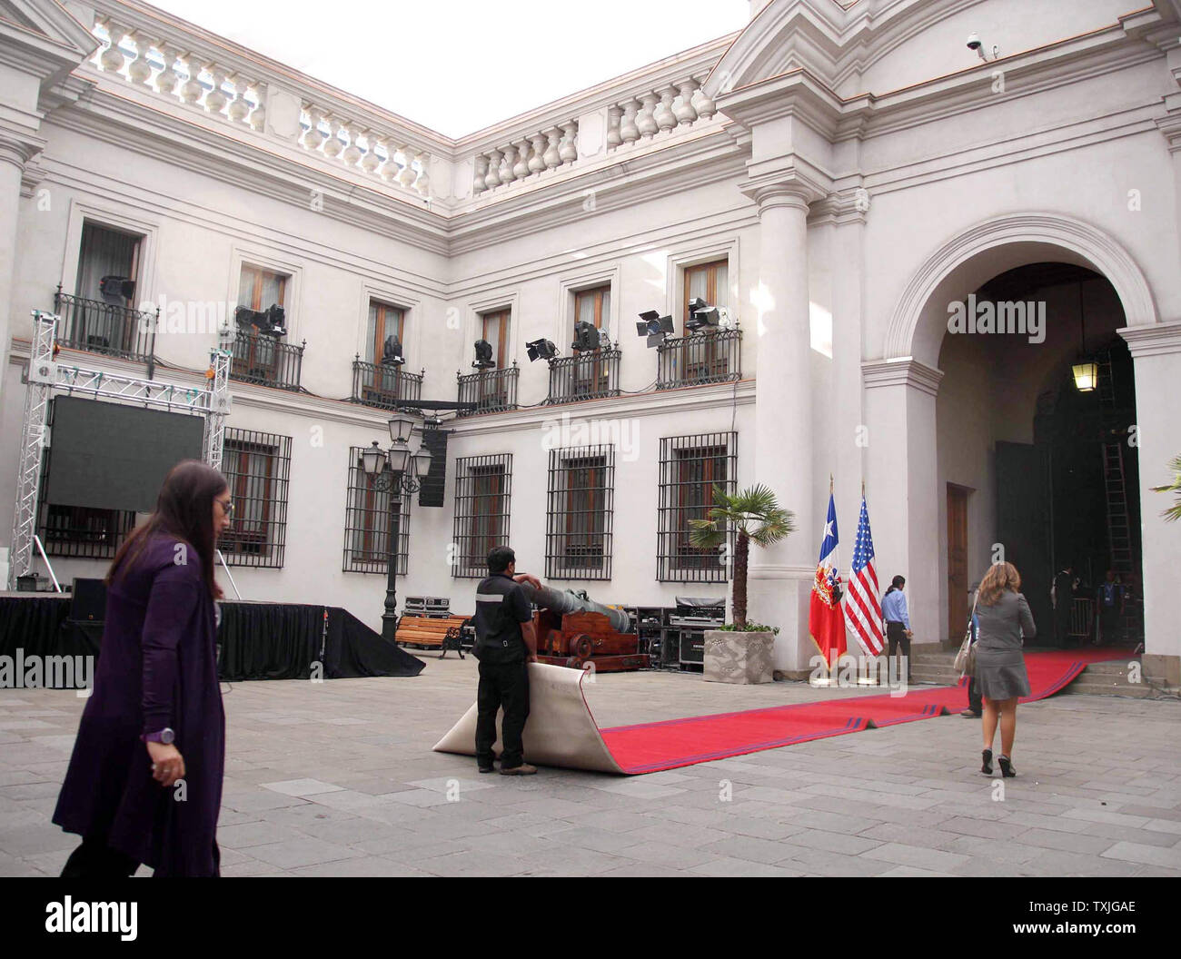 Un tappeto rosso è arrotolato in preparazione per l'arrivo di U.S. Il presidente Barack Obama a Santiago del Cile il 21 marzo 2011. Il presidente Obama si prevede di raggiungere l'aeroporto a mezzogiorno dove sarà ricevuto dal ministro degli Affari Esteri Alfredo Moreno con gli onori militari. Da lì il presidente sarà a capo per il Palazzo Presidenziale di La Moneda, dove si terrà un incontro bilaterale con il Presidente Piñera e fare una dichiarazione congiunta sul Patio de las camelie. UPI/Roberto Baez Foto Stock