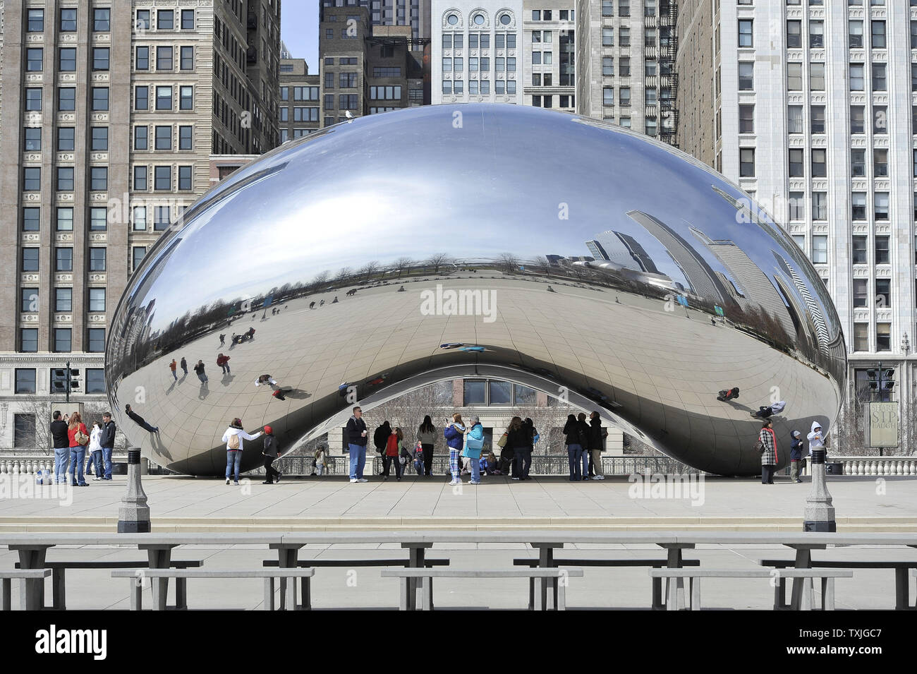 Cloud Gate, una scultura di Indiano-nato artista britannico Anish Kapoor, è presentato nel Millennium Park di Chicago il 31 marzo 2011. La scultura, comunemente conosciuto come "Il fagiolo' è uno del parco nazionale di la maggior parte delle funzioni più comuni. UPI/Brian Kersey Foto Stock