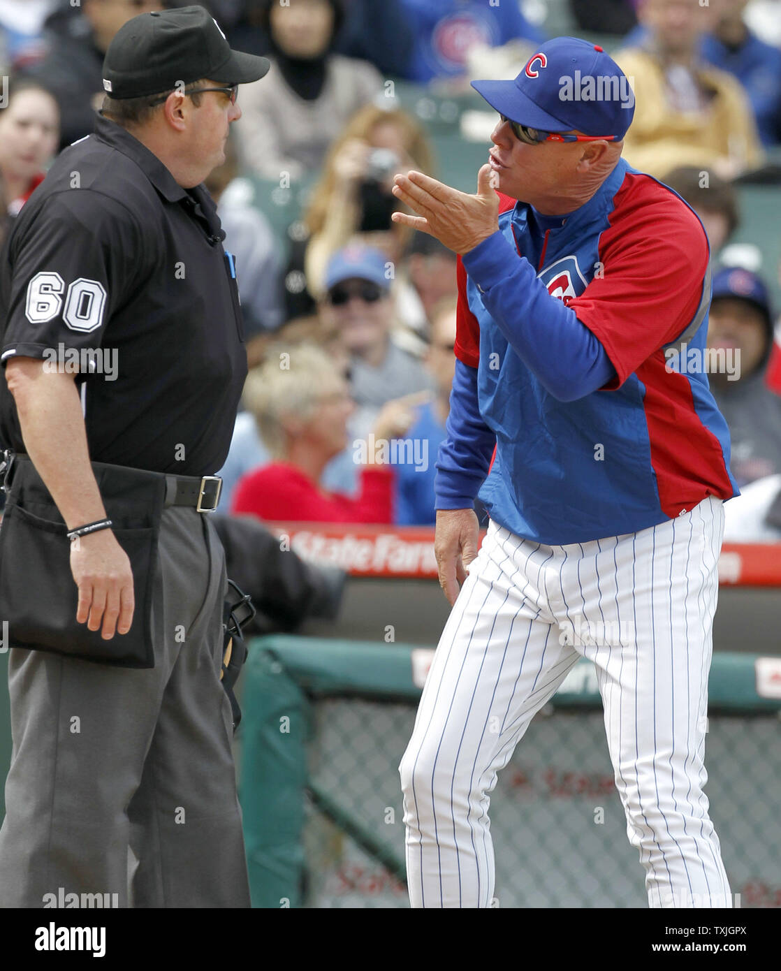 Chicago Cubs manager di Mike Quade, destra, sostiene una chiamata con piastra home arbitro Marty Foster dopo la Los Angeles Dodgers rigata durante il primo inning a Wrigley Field a Chicago il 24 aprile 2011. UPI /Mark Cowan Foto Stock