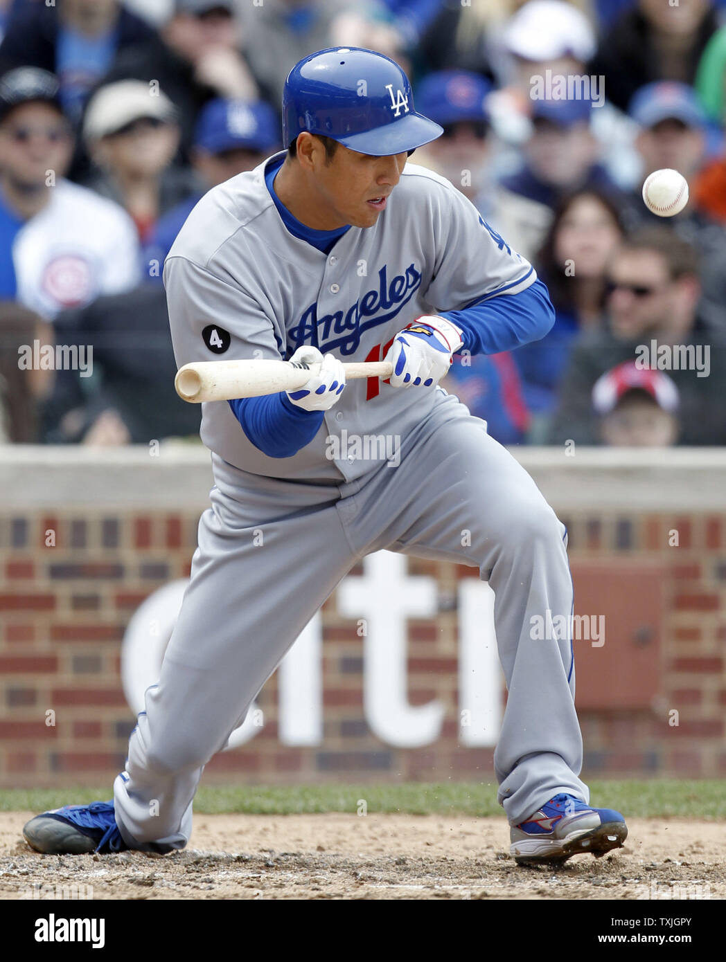 Los Angeles Dodgers a partire lanciatore Hiroki Kuroda bunts durante il quarto inning dei Dodgers 7-3 conquistare il Chicago Cubs a Wrigley Field a Chicago il 24 aprile 2011. UPI /Mark Cowan Foto Stock