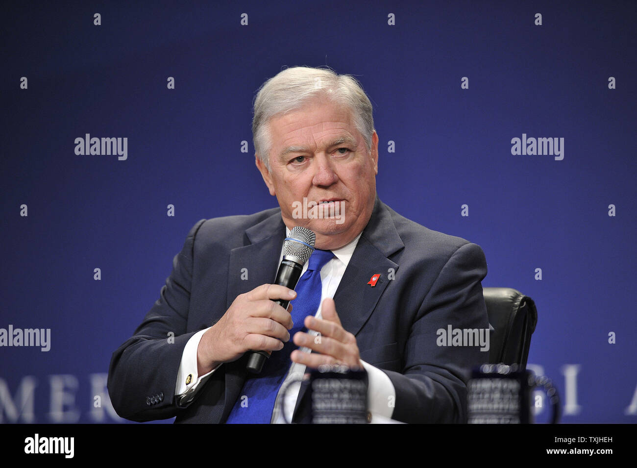 La Mississippi Gov. Haley Barbour parla durante un panel di discussione sui posti di lavoro presso il CGI America riuniti il 29 giugno 2011 a Chicago. Più di 700 aziende, enti governativi e organizzazioni senza scopo di lucro responsabili stanno partecipando alla riunione di due giorni, che è il primo Clinton iniziativa globale evento per concentrarsi esclusivamente sulla guida alla creazione di posti di lavoro e la crescita economica negli Stati Uniti. UPI/Brian Kersey Foto Stock
