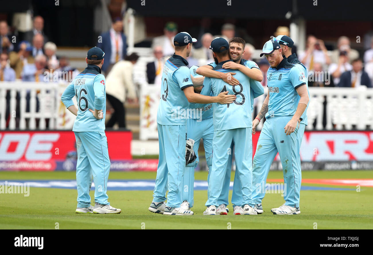 In inghilterra il marchio legno (centro) celebra tenendo il paletto dell'Australia Glenn Maxwell durante l'ICC Cricket World Cup group stage corrispondono a Lord's, Londra. Foto Stock