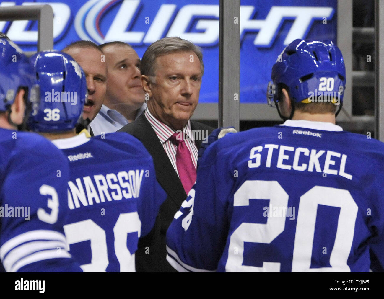 Toronto Maple Leafs head coach Ron Wilson si erge sul banco di lavoro durante un timeout nel terzo periodo contro il Chicago Blackhawks presso la United Center il 29 febbraio 2012 a Chicago. Il Blackhawks ha vinto 5-4. UPI/Brian Kersey Foto Stock