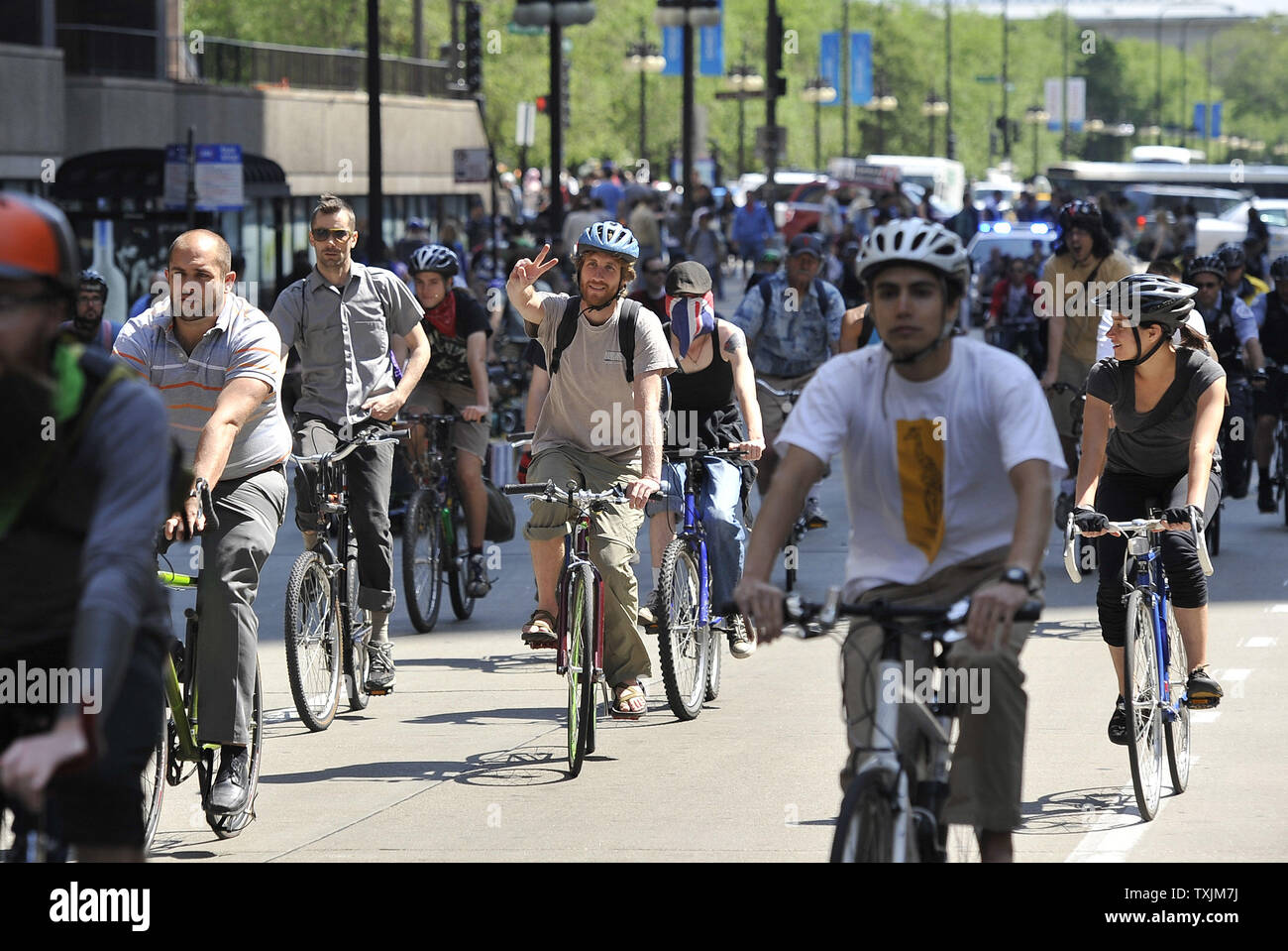 Manifestanti cavalcare le loro biciclette al Consolato canadese a dimostrare contro l'Athabasca oil sands produzione e la pipeline di Keystone, 17 maggio 2012 a Chicago. La protesta si è svolta come parte del giro le dimostrazioni che conduce fino al vertice della NATO che si terrà il 20 maggio e 21 maggio a Chicago. UPI/Brian Kersey Foto Stock