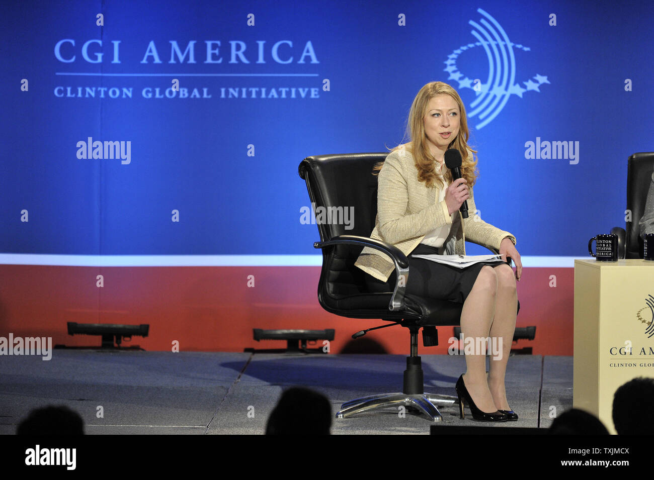 Chelsea Clinton, membro del consiglio di amministrazione della Clinton iniziativa globale e William J. Clinton Foundation, modera un panel di discussione durante il 2012 Clinton iniziativa globale America riuniti il 8 giugno 2012 a Chicago. UPI/Brian Kersey Foto Stock