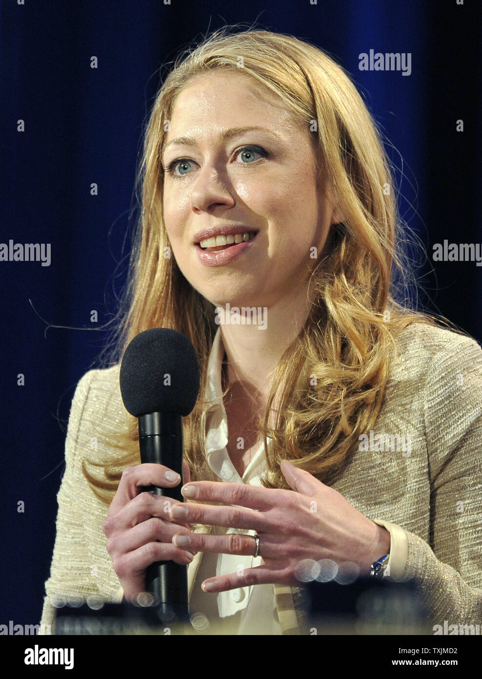 Chelsea Clinton, membro del consiglio di amministrazione della Clinton iniziativa globale e William J. Clinton Foundation, modera un panel di discussione durante il 2012 Clinton iniziativa globale America riuniti il 8 giugno 2012 a Chicago. UPI/Brian Kersey Foto Stock
