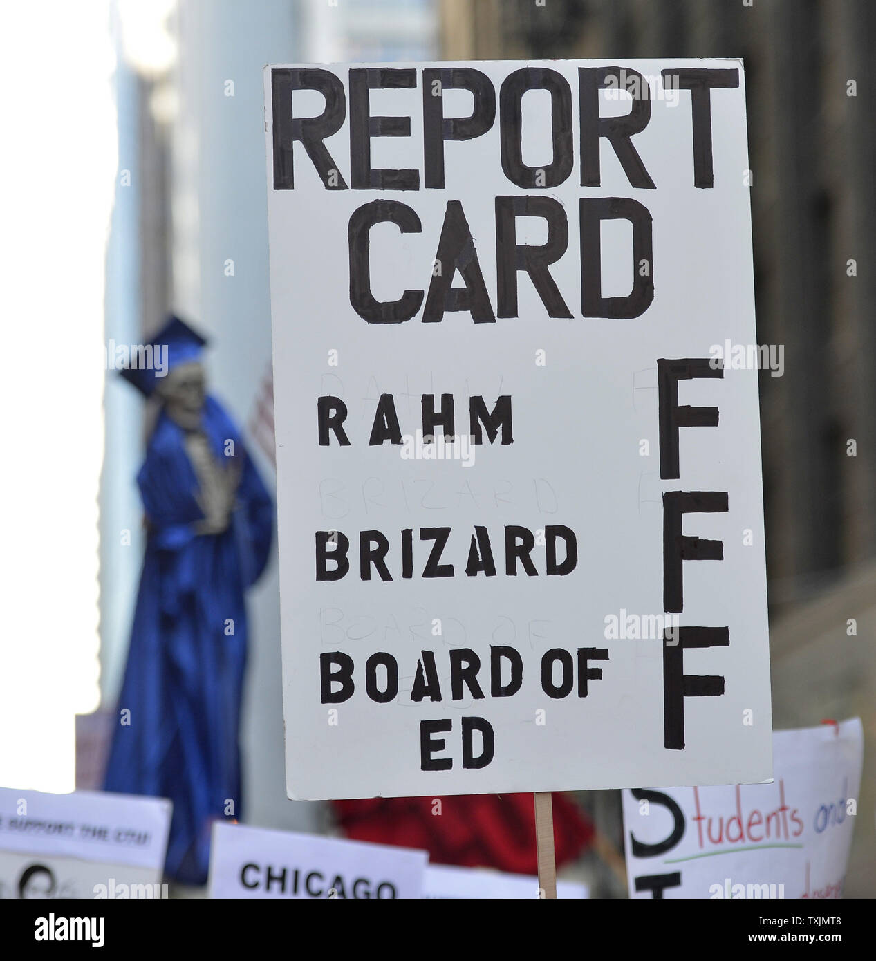 Membri del Chicago insegnanti Unione e i loro sostenitori in attesa di segni come essi marzo nella parte anteriore del Chicago Public Schools sede il 10 settembre 2012 a Chicago. Chicago's 25.000 insegnanti sono in sciopero da lunedì per la prima volta in venticinque anni dopo le ultime trattative contrattuali si è rotta la domenica notte con nessuna trattativa per scongiurare una walkout. UPI/Brian Kersey Foto Stock