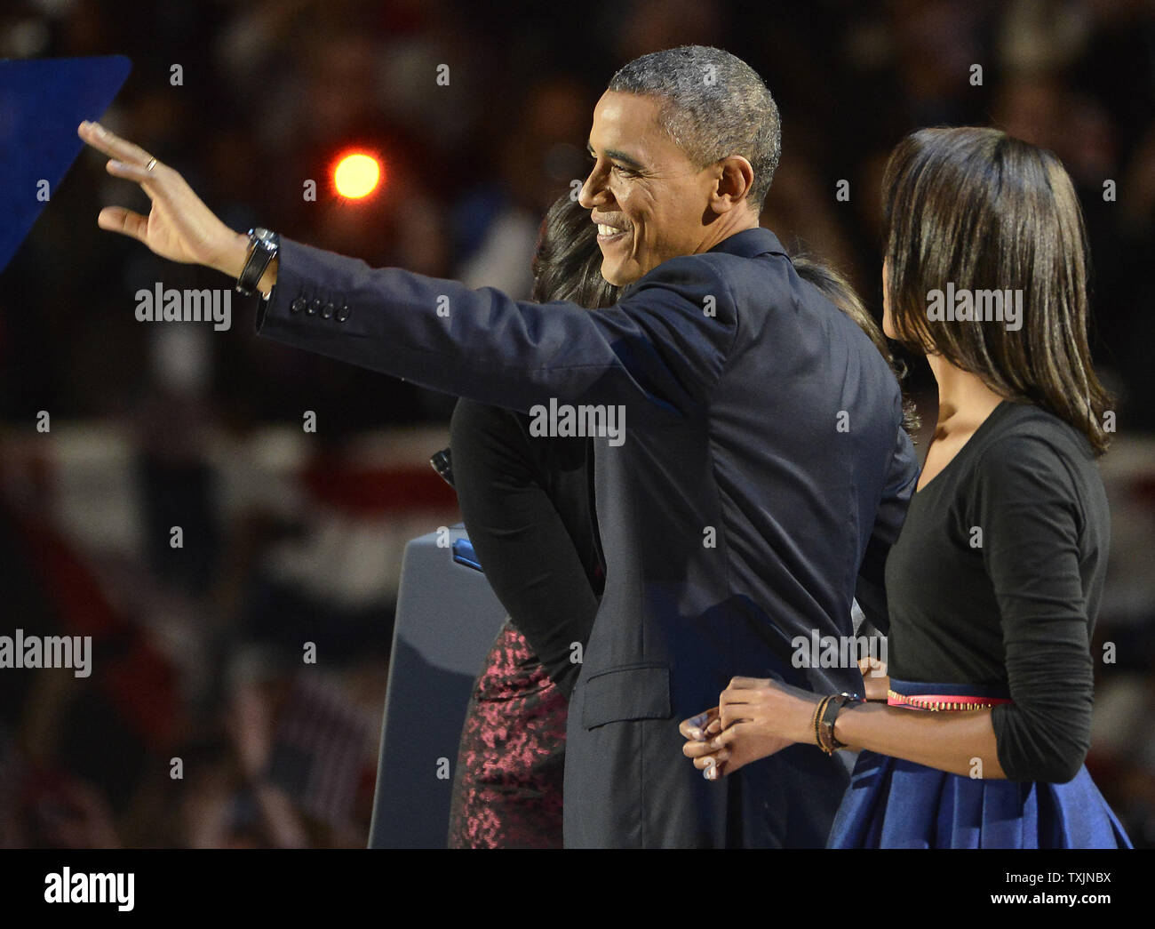 Il presidente Barack Obama con sua moglie Michelle arriva con le figlie Malia Ann e Sasha a fare il suo discorso vittoria alla sua elezione evento notturno a Chicago il 6 novembre 2012. Il Presidente Obama ha vinto la rielezione oltre il candidato repubblicano Mitt Romney. UPI/Brian Kersey Foto Stock