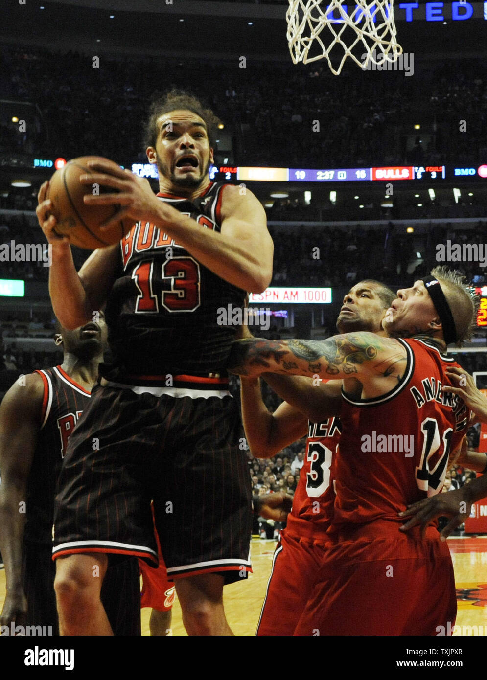 Chicago Bulls center Joakim Noah (13) afferra un rimbalzo nella parte anteriore dei Miami Heat power avanti Chris Andersen (11) durante la prima metà al United Center di Chicago il 21 febbraio 2013. UPI/David banche Foto Stock