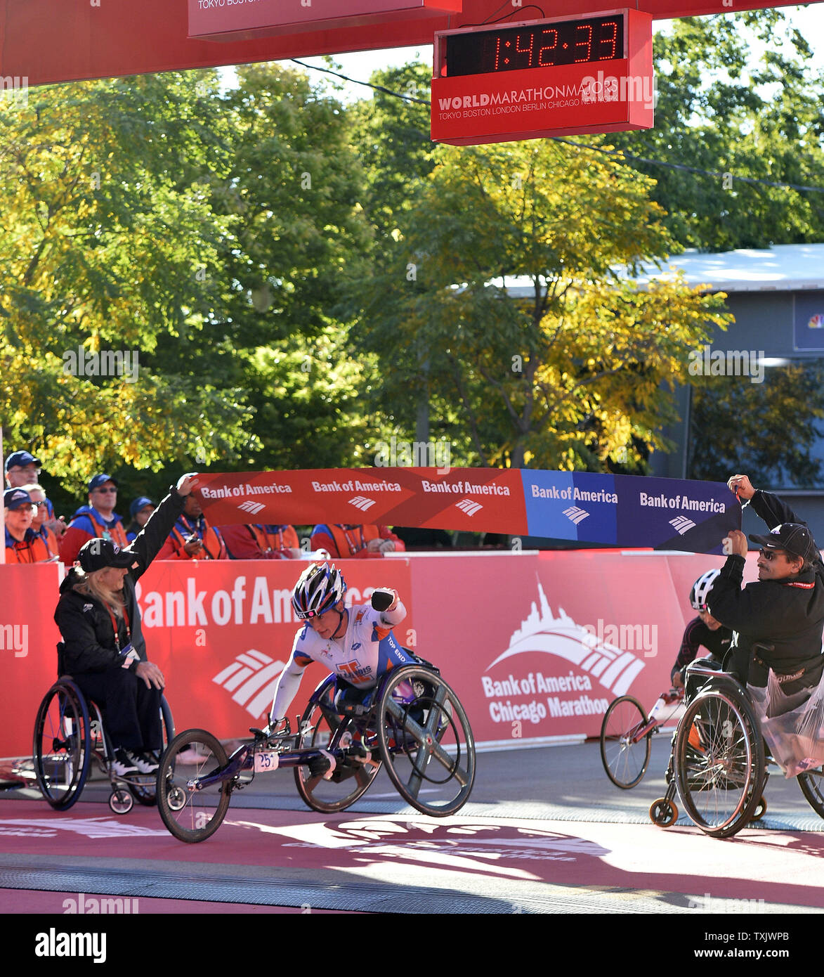 Tatyana McFadden attraversa la linea del traguardo con un tempo ufficiale di 1:42:35 presso la Maratona di Chicago a Chicago il 13 ottobre 2013. McFadden ha anche vinto il Boston e Londra Maratona quest'anno ed è il primo corridore di sedie a rotelle a vincere tre maratone principali in una stagione. UPI/Brian Kersey Foto Stock