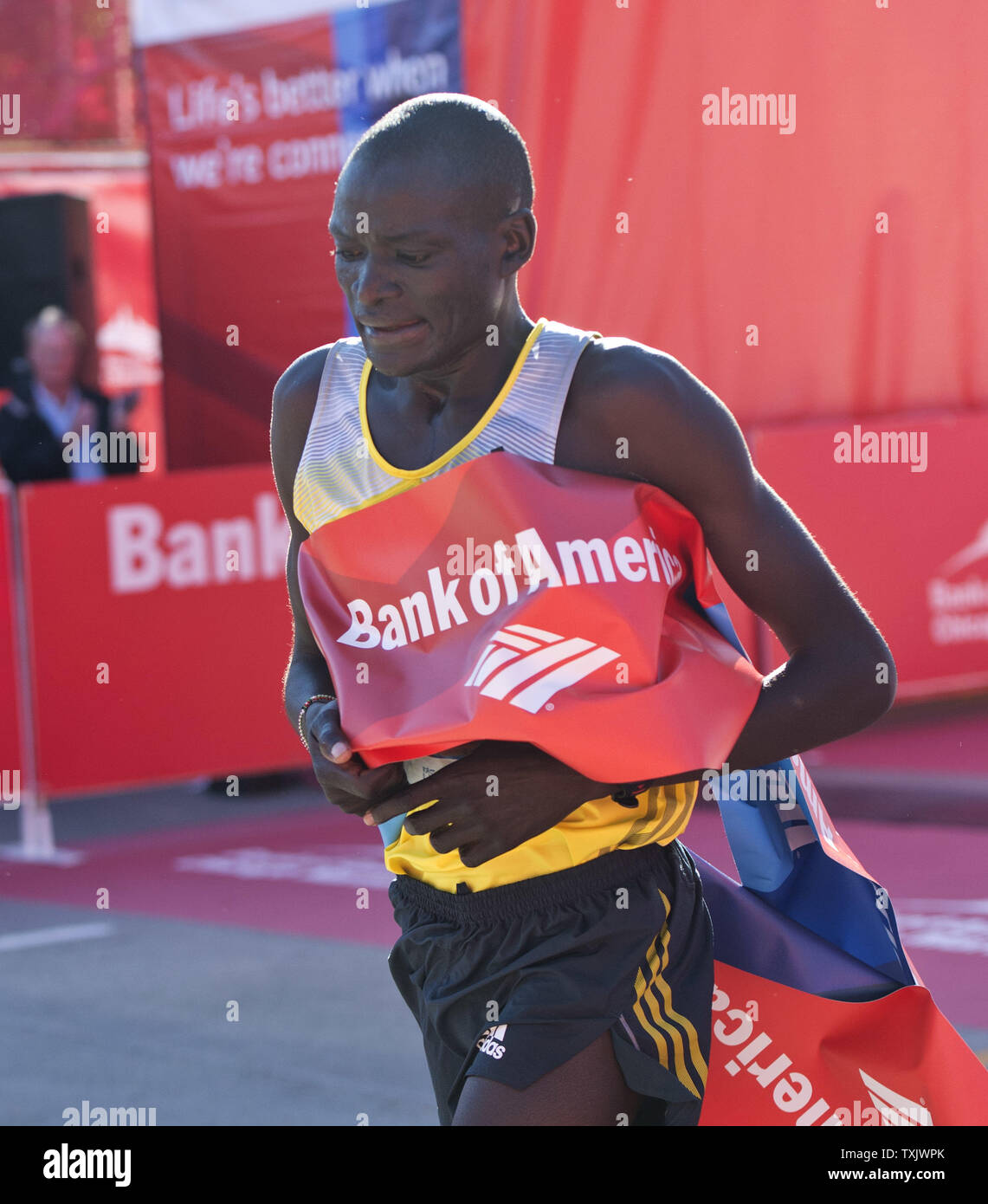 Dennis Kimetto del Kenya vince la Maratona di Chicago con un tempo ufficiale di 2:03:45 a Chicago il 13 ottobre 2013. UPI/Brian Kersey Foto Stock