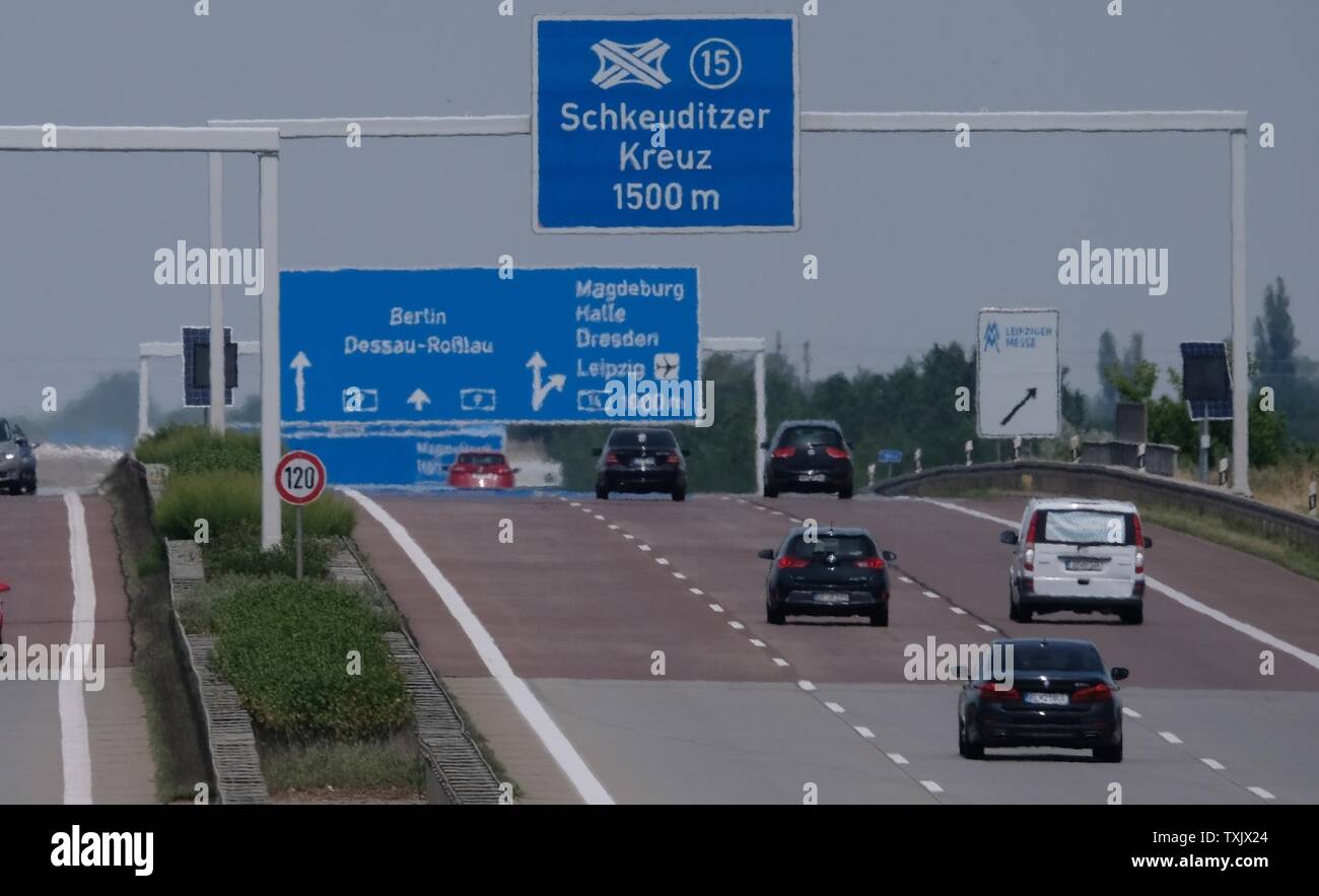 25 giugno 2019, Sassonia-Anhalt, Großkugel: Automobili Auto sull'autostrada A9 in direzione di Berlino. A causa della persistenza di calore, i limiti di velocità da applicare su più sezioni di autostrade in Sassonia-Anhalt. Ad alte temperature non vi è un rischio di danni alla superficie stradale. Foto: Sebastian Willnow/dpa-Zentralbild/dpa Foto Stock