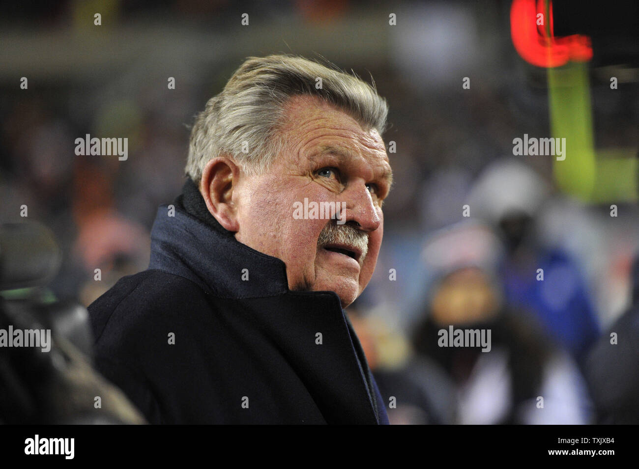 Ex Chicago Bears stretta estremità, head coach e Pro Football Hall of Famer Mike Ditka orologi un omaggio del video durante una cerimonia di emisaturazione ritirando il suo numero 89 durante la Chicago Bears Dallas Cowboys game al Soldier Field a Chicago il 9 dicembre 2013. Ditka svolto dagli orsi da 1961-1966 e allenata la squadra da 1982-1992, vincendo il Super Bowl XX in 1986. UPI/Brian Kersey Foto Stock