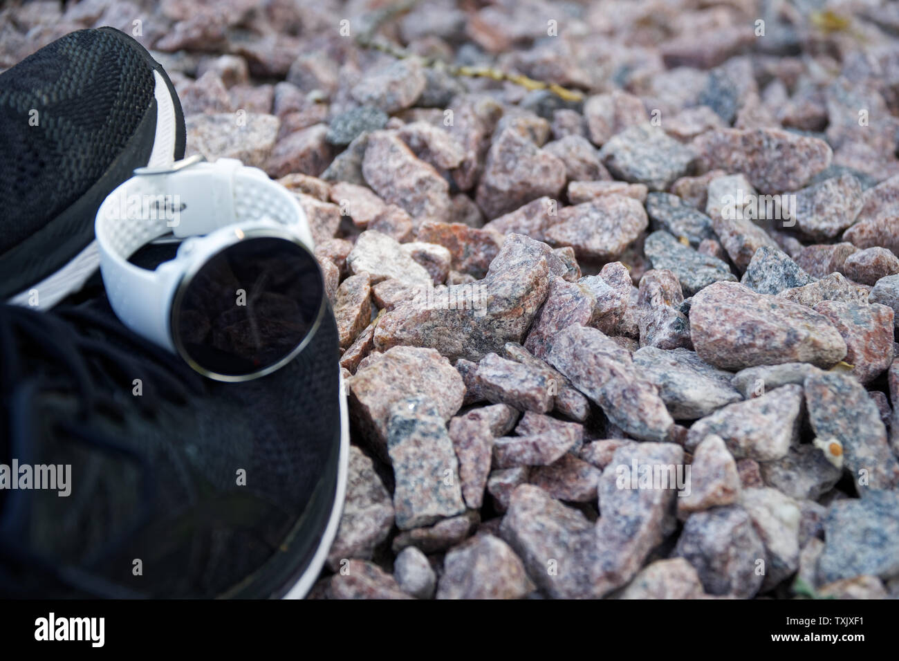 Orologio sportivo per crossfit e triathlon sulle scarpe da corsa. Orologio intelligente per tenere traccia delle attività quotidiane e la forza di formazione Foto Stock