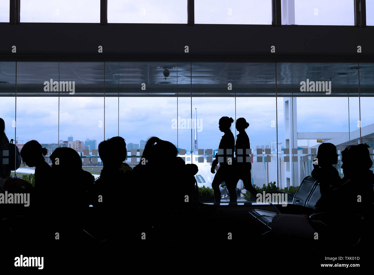 Silhouette di equipaggio e per i passeggeri in un aeroporto Foto Stock