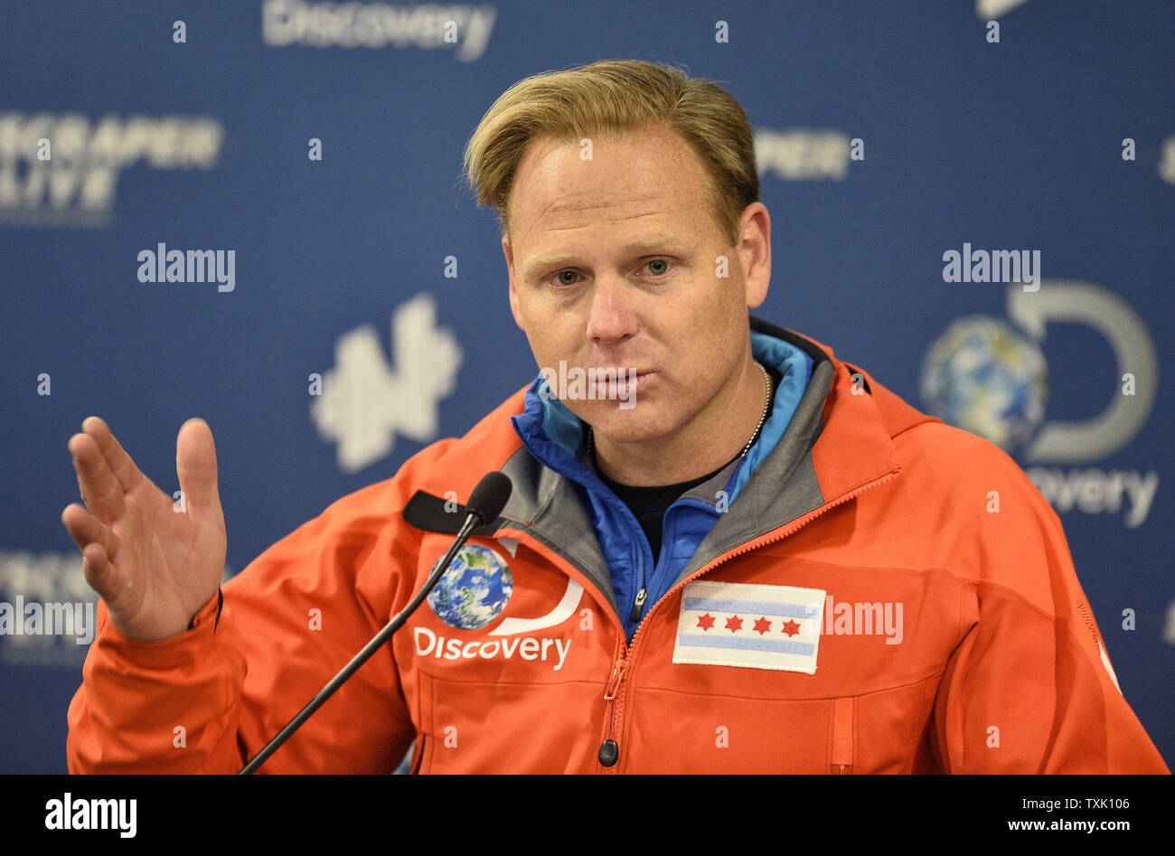 Nik Wallenda parla nel corso di una conferenza stampa a seguito del suo successo due, da record del mondo impostazione alta filo passeggiate il 2 novembre 2014 a Chicago. Wallenda prima camminava un filo più di due isolati della città lungo, 600 metri di altitudine e a 19 gradi di pendenza attraverso il fiume Chicago dal Marina City West Tower per la Leo Burnett edificio, l'impostazione di un record del mondo per la pendenza più ripida per tightrope passeggiate tra due edifici mai realizzati. Egli ha poi andati indietro attraverso il fiume sul terreno e reso un 500-piede-alta, con gli occhi bendati a piedi tra le due città Marina Towers, impostando un altro record del mondo per il Foto Stock