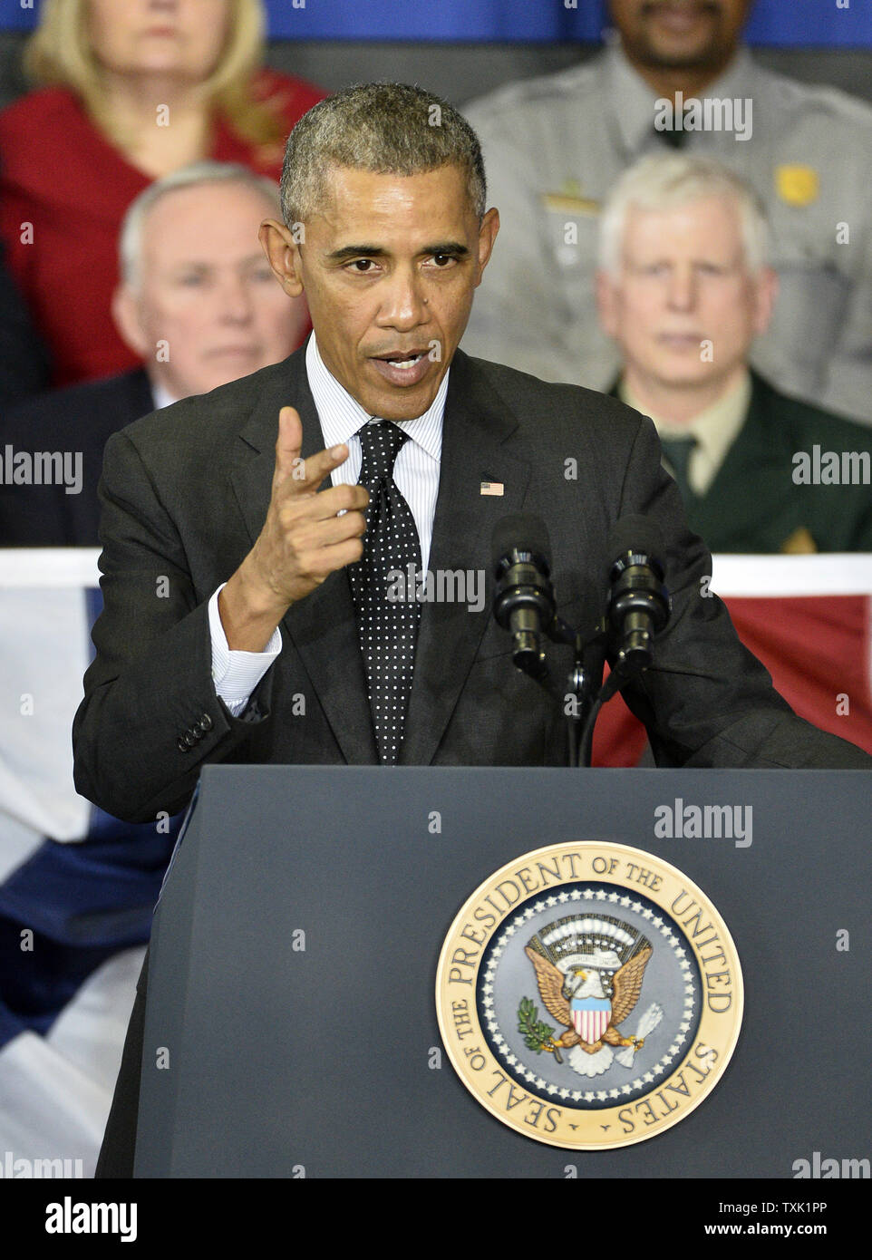 Stati Uniti Presidente Barak Obama parla per la dedicazione del Pullman monumento nazionale a Gwendolyn Brooks College Accademia preparatoria su Febbraio 19, 2015 a Chicago. Il quartiere storico include i resti del Pullman company town, costruita per la fabbricazione industriale di George Pullman sleeper vetture, e fu il primo previsto comunità industriale negli Stati Uniti. Foto di Brian Kersey/UPI Foto Stock