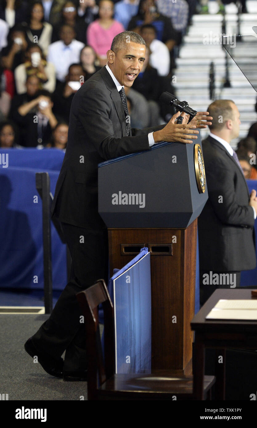 Stati Uniti Presidente Barak Obama parla per la dedicazione del Pullman monumento nazionale a Gwendolyn Brooks College Accademia preparatoria su Febbraio 19, 2015 a Chicago. Il quartiere storico include i resti del Pullman company town, costruita per la fabbricazione industriale di George Pullman sleeper vetture, e fu il primo previsto comunità industriale negli Stati Uniti. Foto di Brian Kersey/UPI Foto Stock