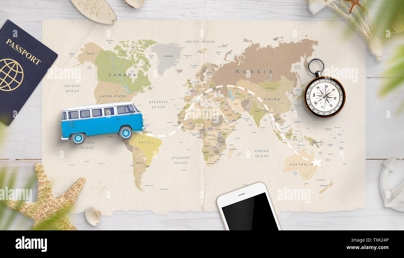 Piano con un giocattolo van su una mappa con il percorso disegnato di viaggio. Il concetto di viaggi e vacanze. Foto Stock