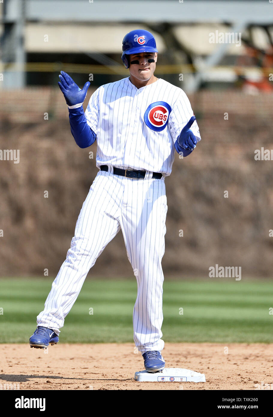 Chicago Cubs' Antonio Rizzo tubicini come egli arriva alla seconda base dopo aver colpito un RBI punteggio doppio Dexter Fowler durante la quinta inning contro i San Diego Padres al Wrigley Field on April 17, 2015 in Chicago. Foto di Brian Kersey/UPI Foto Stock