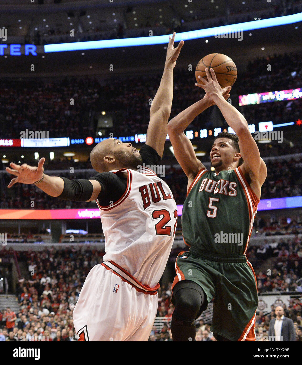 Milwaukee Bucks guard Michael Carter-Williams (R) germogli come Chicago Bulls avanti Taj Gibson difende durante il terzo trimestre del gioco 2 il primo turno di Playoff NBA presso la United Center il 20 aprile 2015 a Chicago. I tori sconfitto i Bucks 91-82 e portare il meglio di sette serie 2-0. Foto di Brian Kersey/UPI Foto Stock