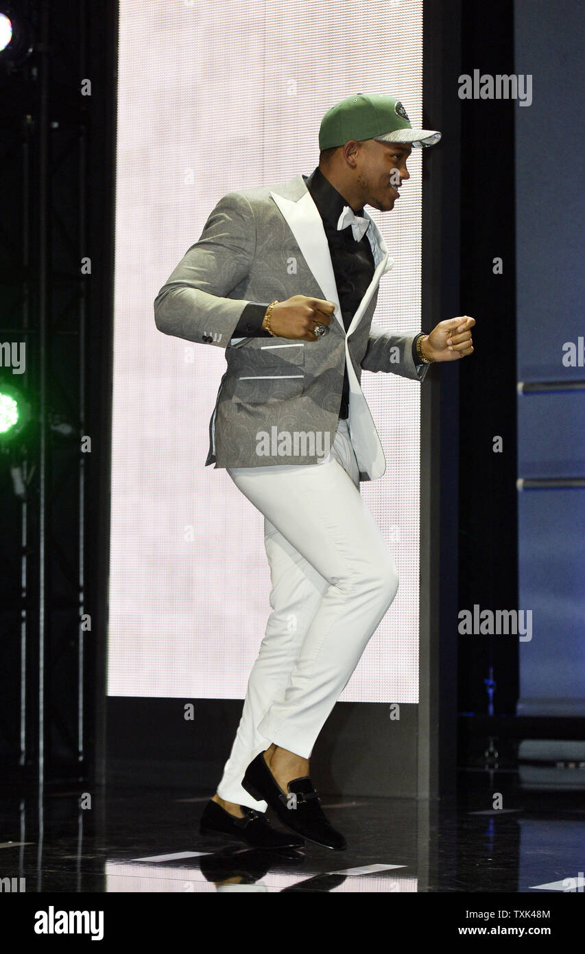 Ohio State linebacker Darron Lee danze sul palcoscenico dopo essere stato selezionato dalla New York getti con il ventesimo pick complessiva nel 2016 NFL Draft il 28 aprile 2016 a Chicago. Foto di Brian Kersey/UPI Foto Stock