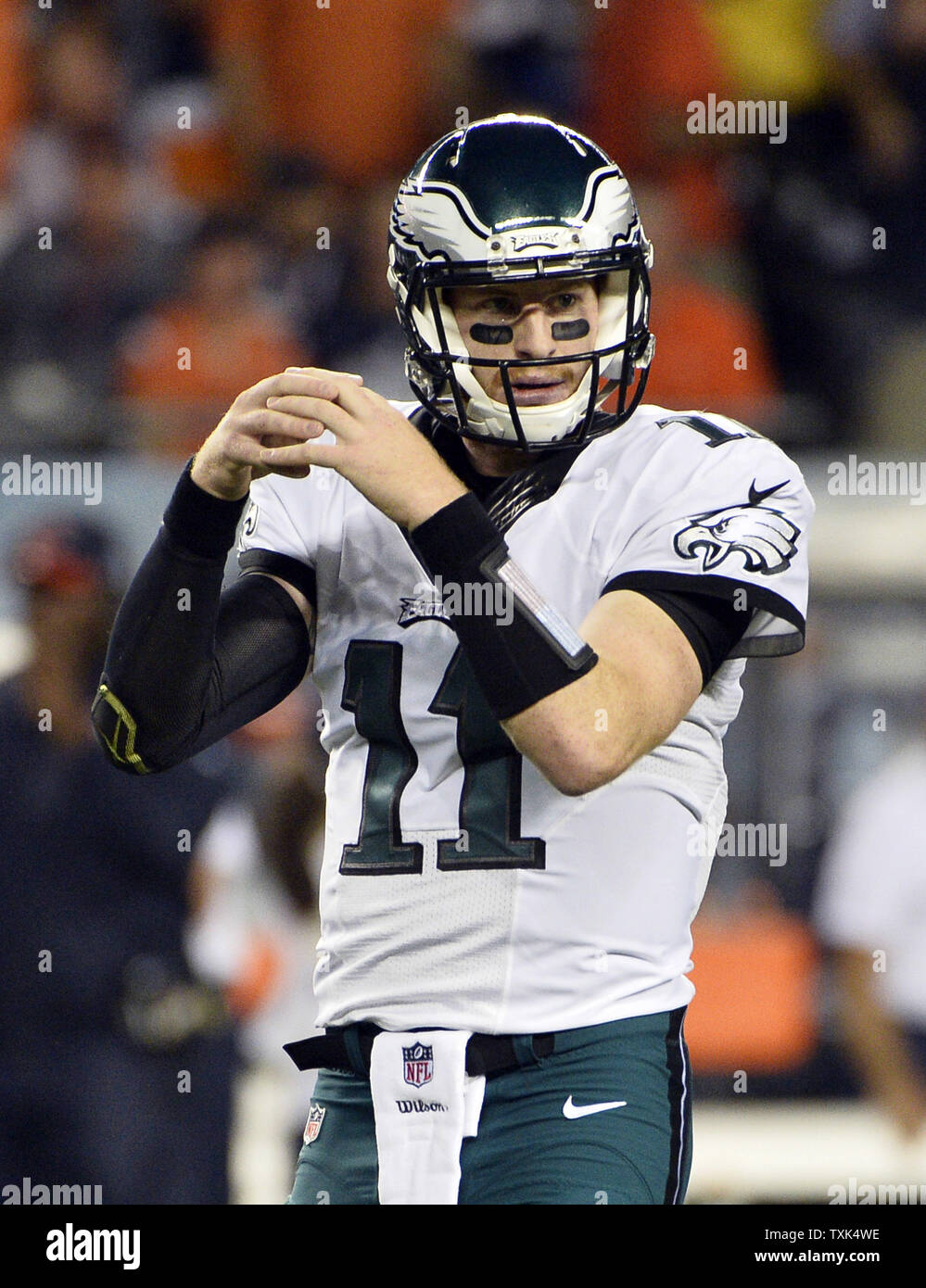 Philadelphia Eagles quarterback Carson Wentz segna il suo team durante il primo trimestre contro i Chicago Bears al Soldier Field di Chicago il 19 settembre 2016. Foto di Brian Kersey/UPI Foto Stock